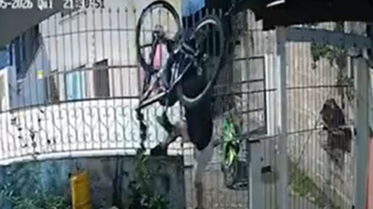 Vídeo: Ladrão cai durante fuga e deixa celular para trás após furto de bicicleta