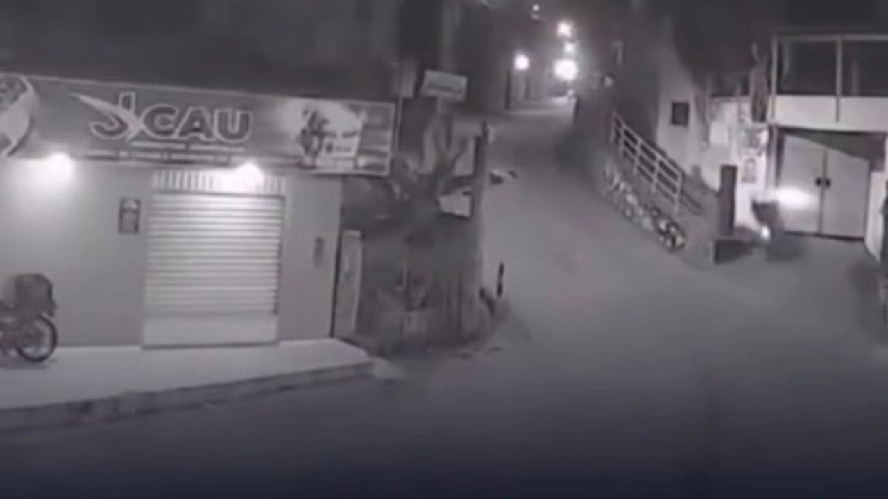 Jovem morre após perder controle de moto durante fuga da polícia; veja vídeo