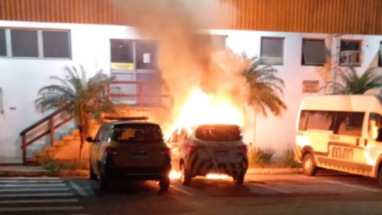 Incêndio destrói duas viaturas no pátio da SET em Goiânia