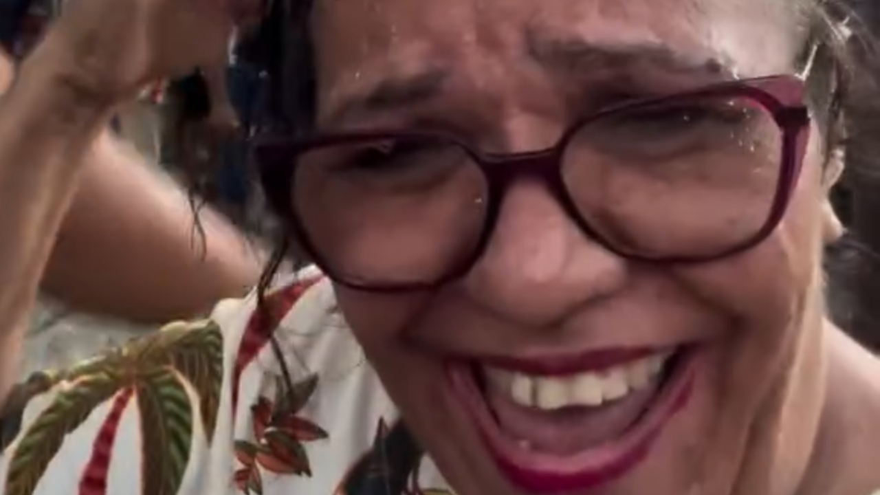 Mulher reage com humor ao levar 'banho de água benta' durante missa: 'Cuidado, padre. Eu fiz chapinha'; assista ao vídeo