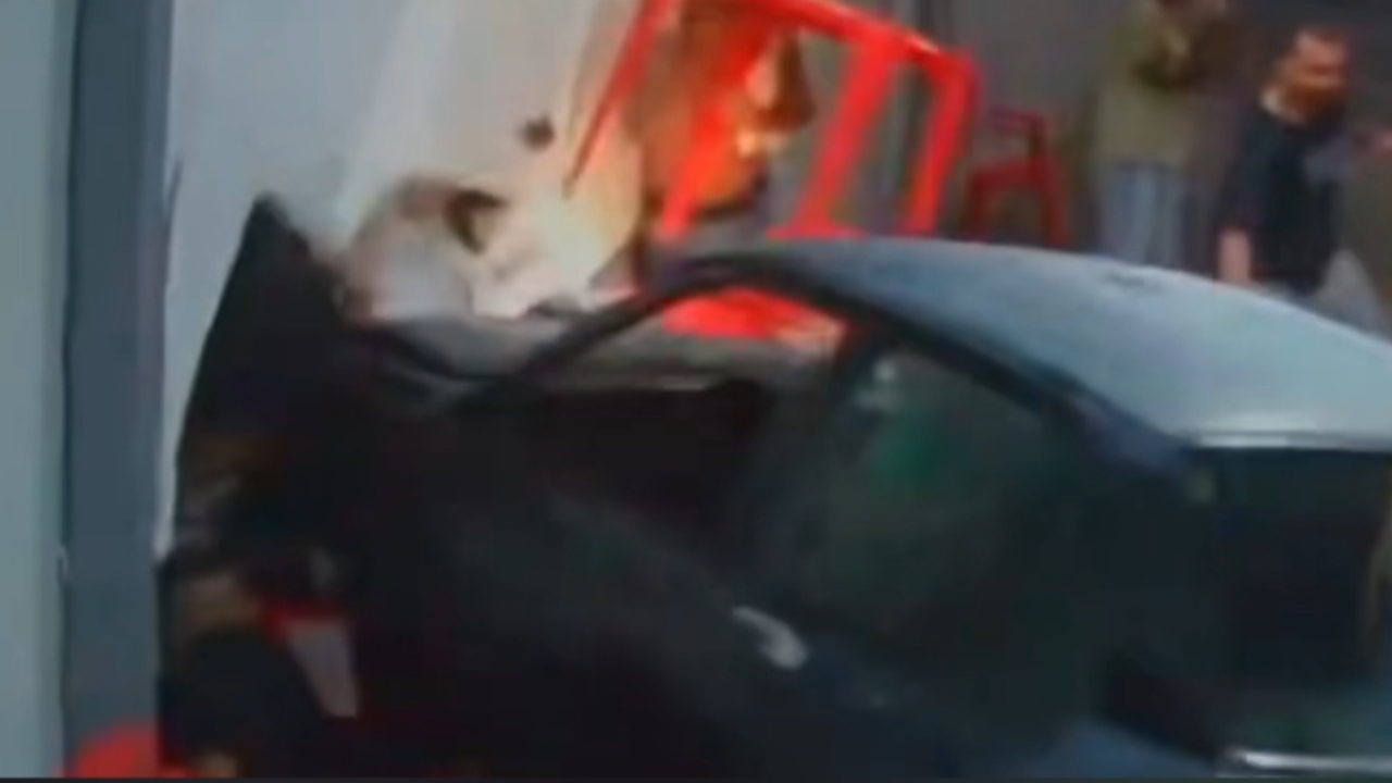 Vídeo: Carro desgovernado sobe calçada, atropela pessoas em distribuidora e deixa feridos em Goiânia