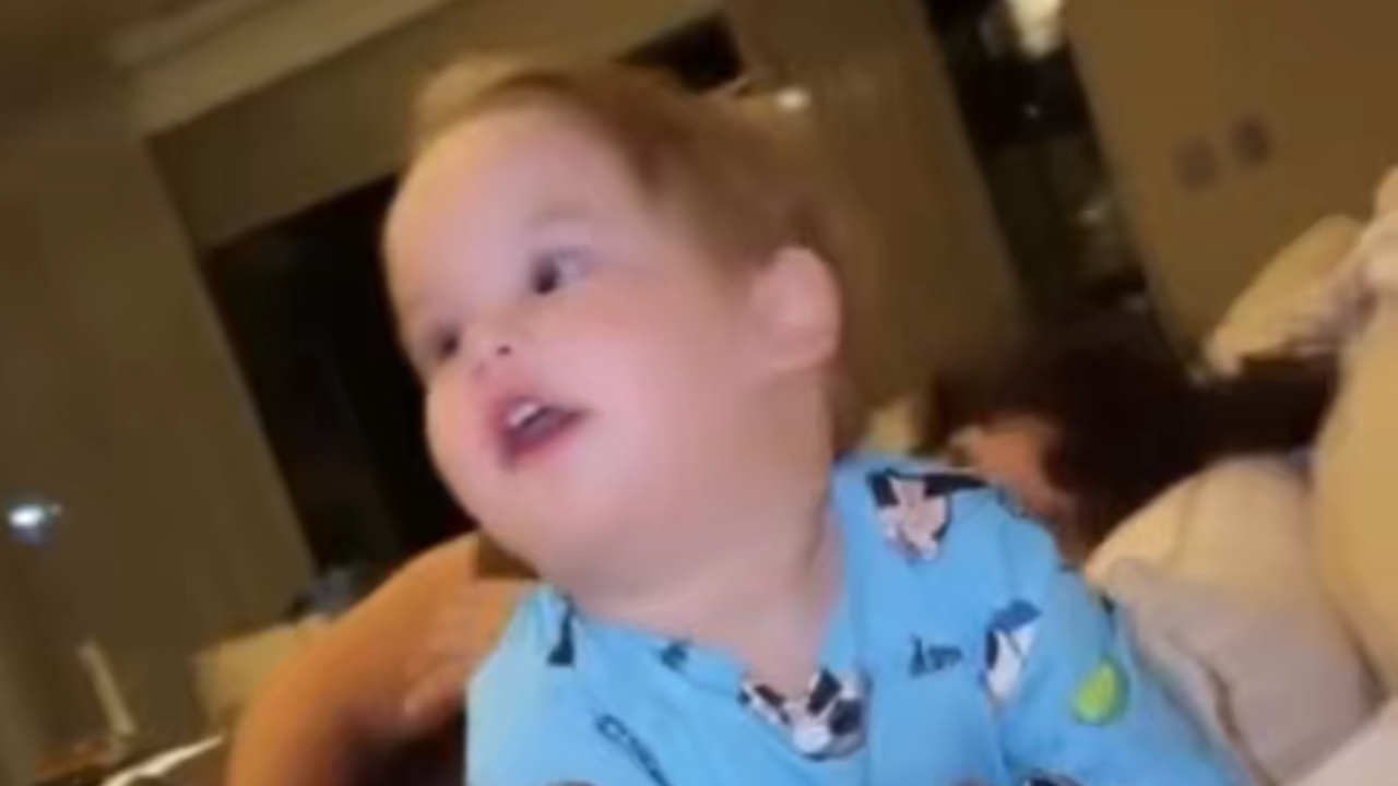 José Leonardo chora de ciúmes ao ver babá segurar as Marias; assista ao vídeo