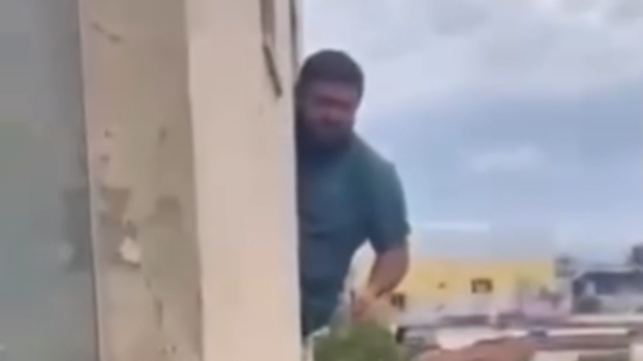 Vídeo: Homem cai de janela sobre telhado após suposta discussão sobre pagamento de programa sexual