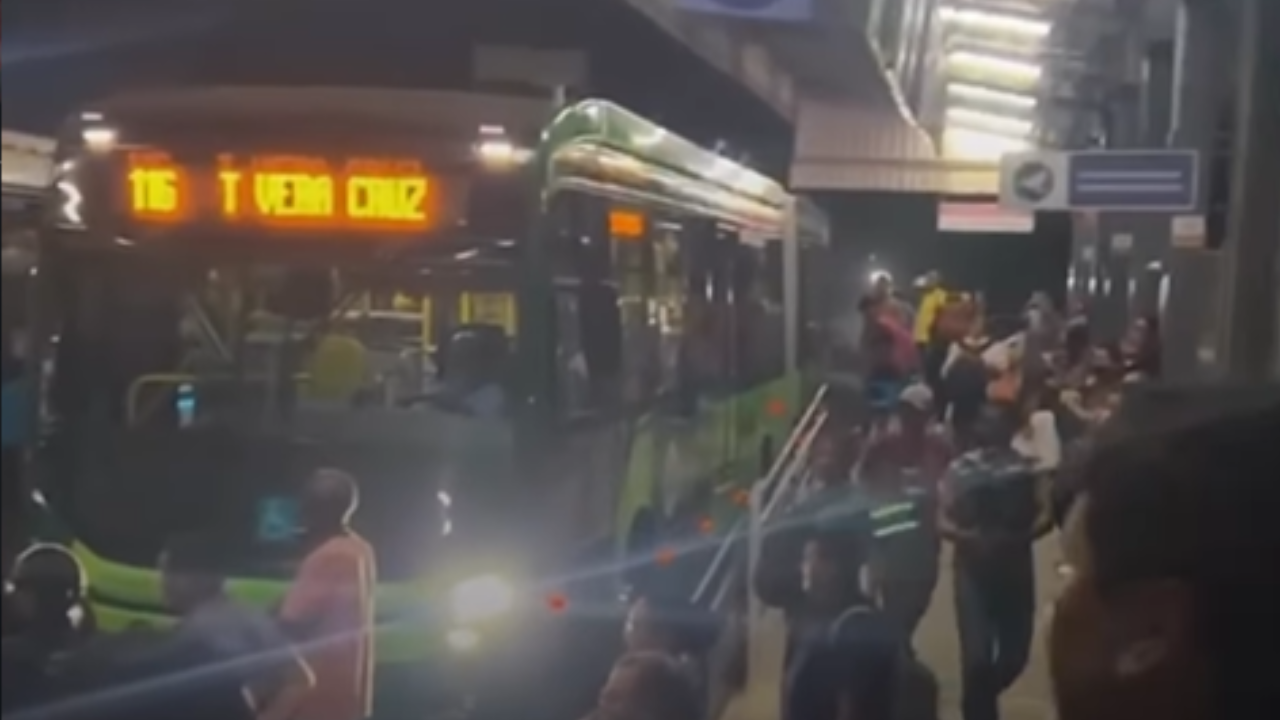 Vídeo: Atrasos e lotação no Terminal Vera Cruz irritam passageiros às vésperas de feriado