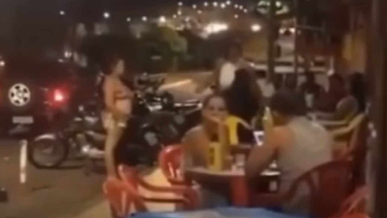 Mulher confronta e agride companheiro em pleno bar; assista ao vídeo