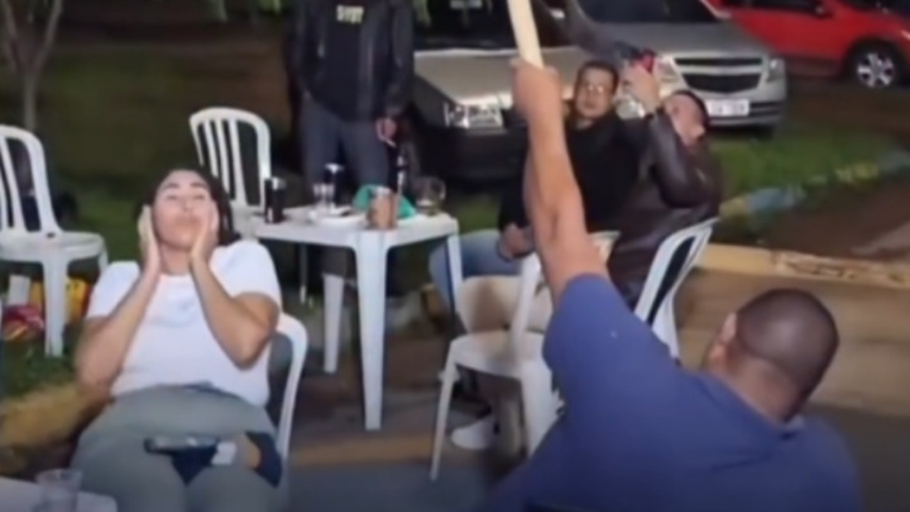 Vídeo: Homem acende artefato explosivo de maneira errada e causa correria em confraternização