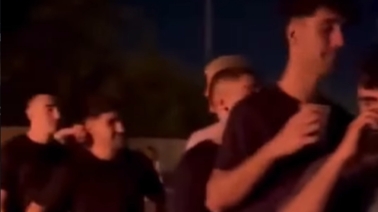 Vídeo: Jovem viraliza ao ganhar beijos de amigos em festa de aniversário