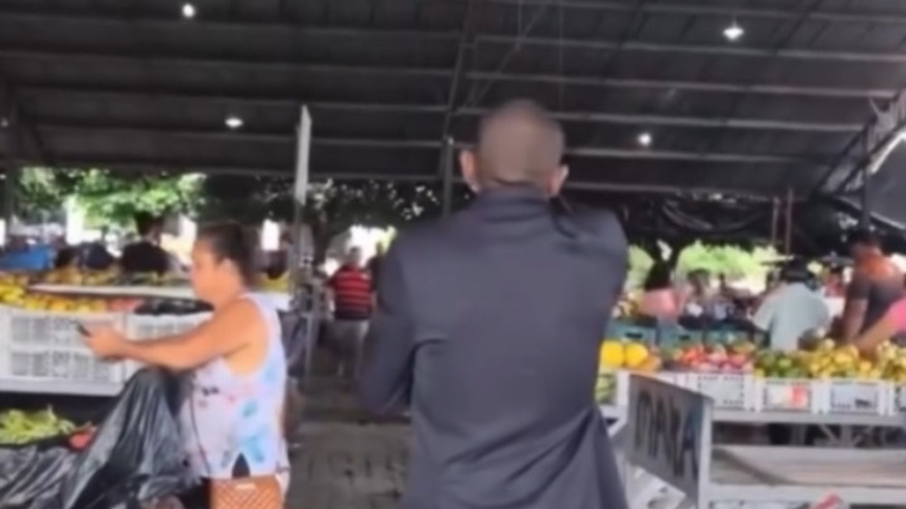 Pastor faz pregação em feira livre, ofende público e gera indignação; assista ao vídeo