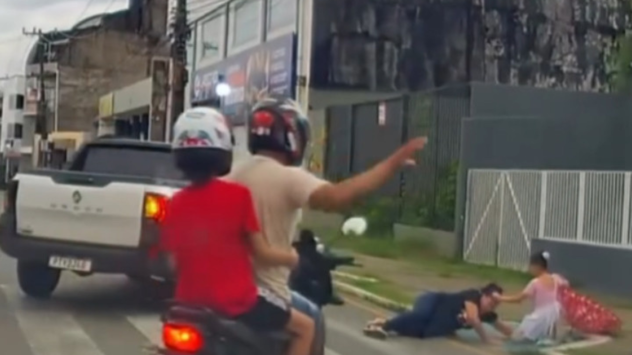 Motorista avança faixa de pedestre, quase atropela mãe e filha e foge em seguida; assista ao vídeo