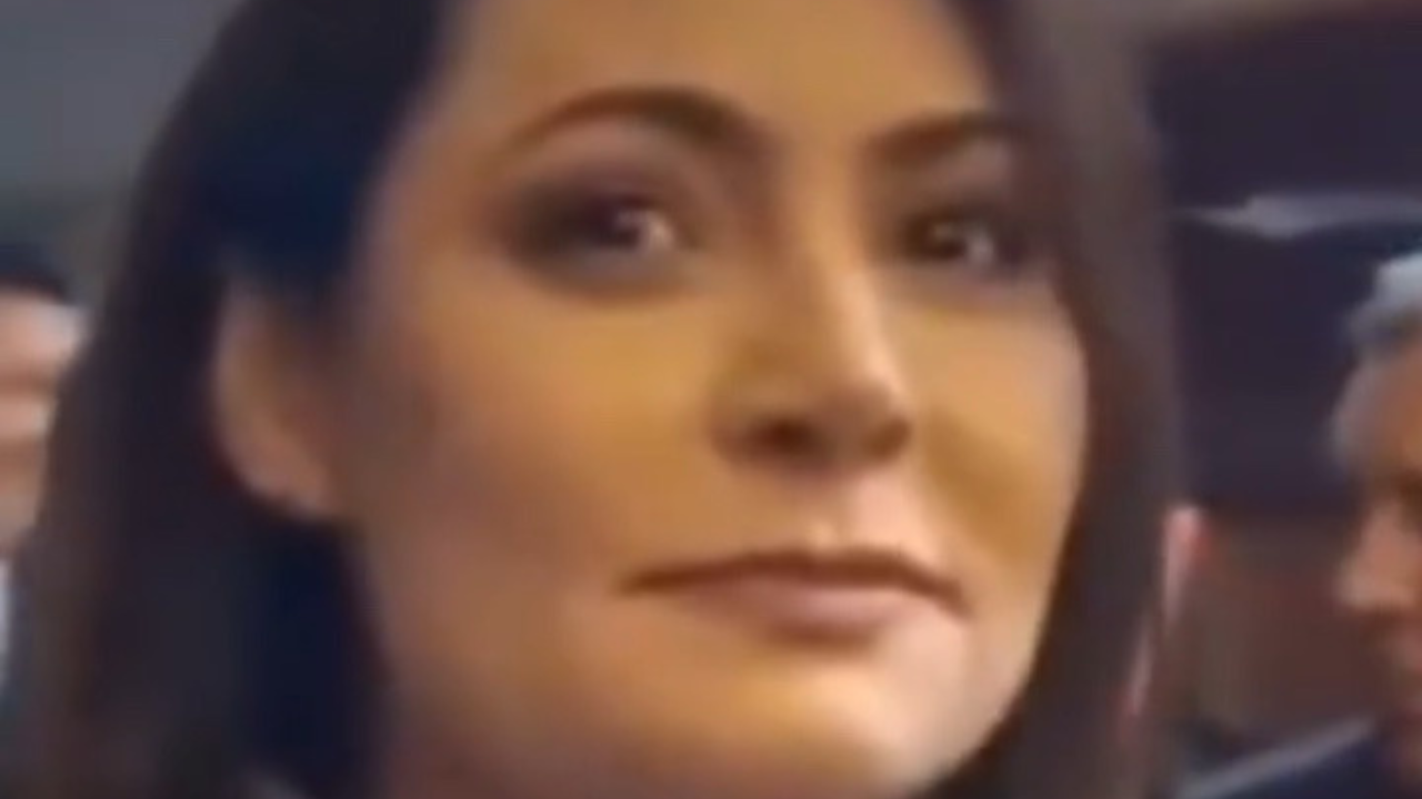 Michelle Bolsonaro comenta crise de Flávio após áudios: 'Aí é preciso perguntar pra ele'; veja vídeo