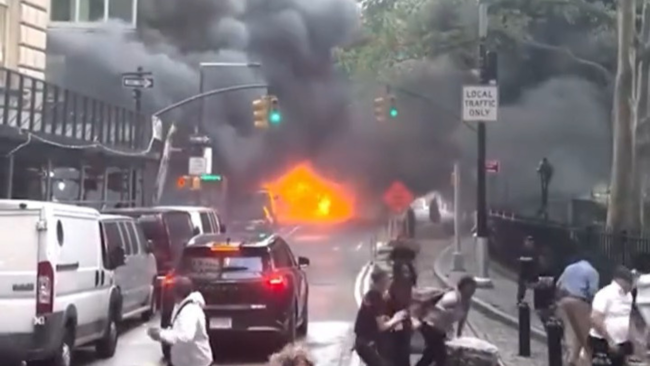 Vídeo: Carro explode após pegar fogo em área movimentada de Nova York