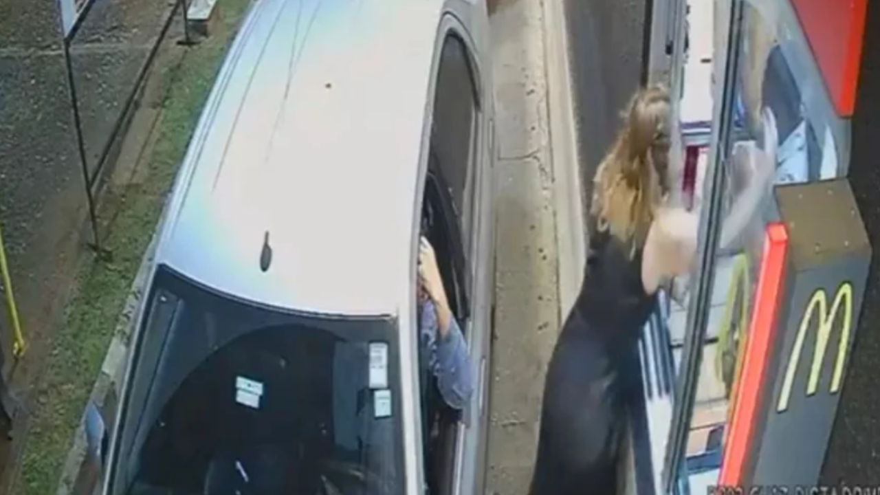 Vídeo: Cliente agride atendente em drive-thru após erro em pedido