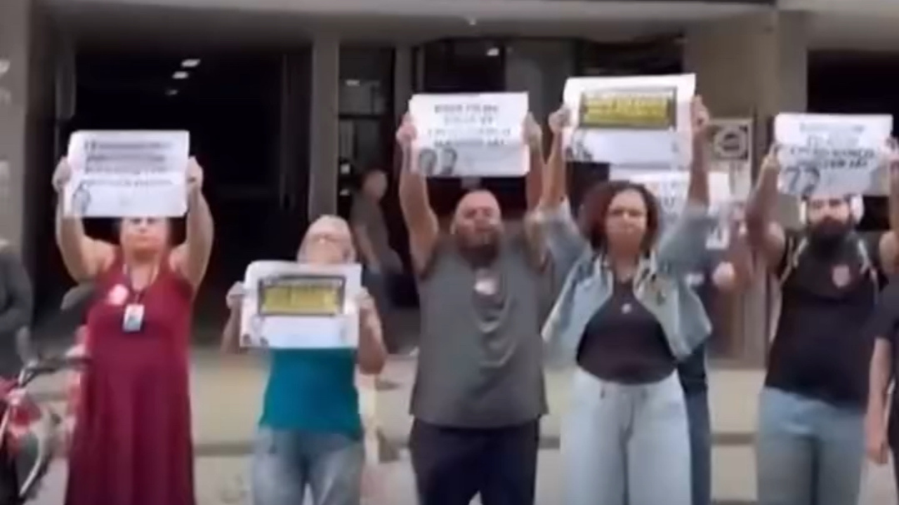 Vídeo: Flávio Bolsonaro é alvo de protestos durante chegada a quartel da PM no Rio