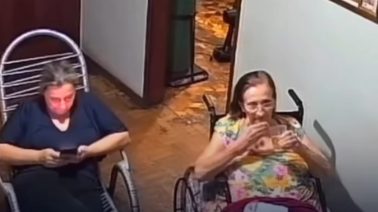 Idosa cadeirante sobrevive após cuidadora aplicar manobra contra engasgo; veja vídeo