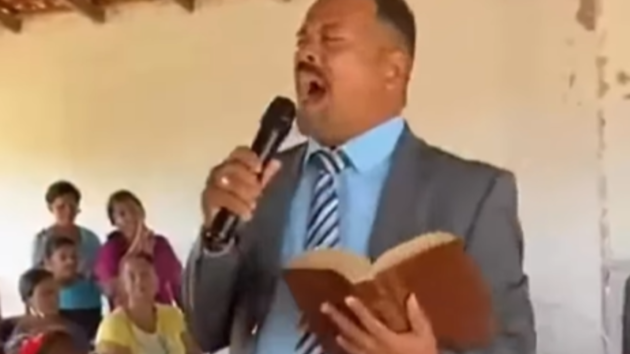 Vídeo: Gato invade altar durante culto, assusta fiéis e viraliza nas redes