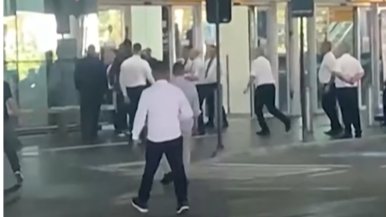 Vídeo: Briga generalizada entre motoristas e taxistas é registrada em aeroporto