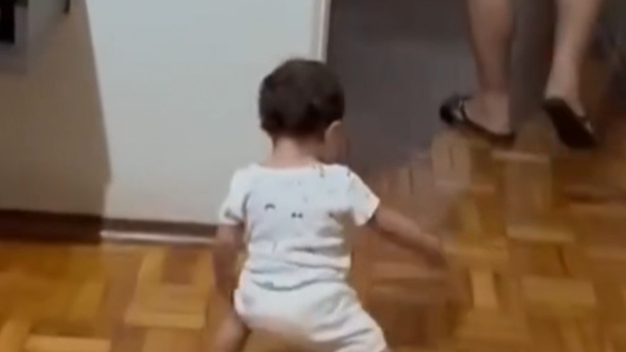 Neta imita avô ao reclamar de dores nas costas e cena divertida viraliza; veja vídeo