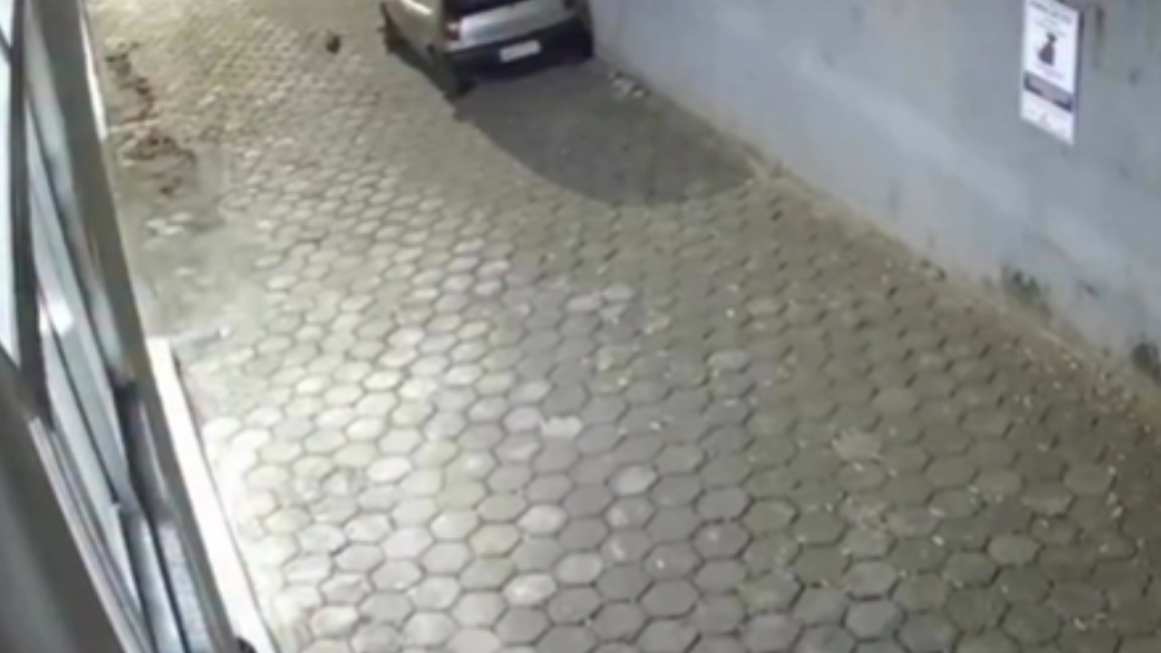 Carro liga sozinho ao lado de cemitério e vídeo viraliza