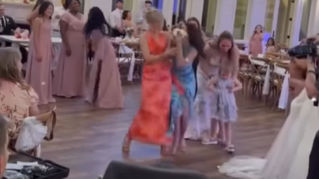 Mulheres destroem buquê de flores durante disputa em casamento; veja vídeo