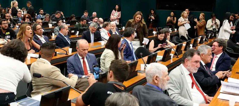 Votação da PEC do fim da escala 6x1 é adiada na Câmara dos Deputados
