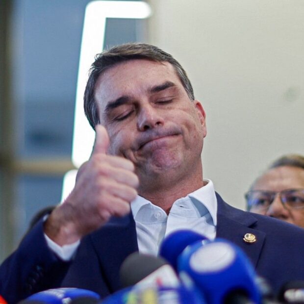 Flávio Bolsonaro deixa de divulgar agendas após crise com Banco Master