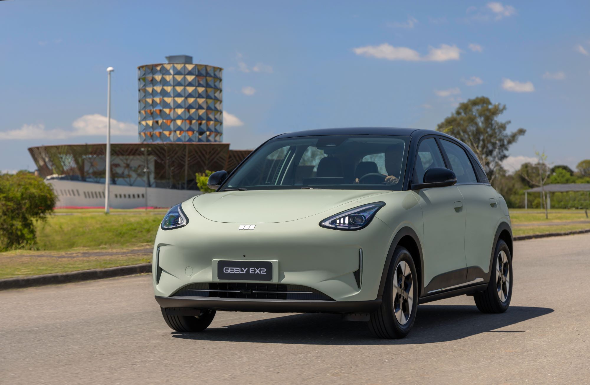 Teste: Geely EX2 mostra equilíbrio e eficiência como carro elétrico urbano   