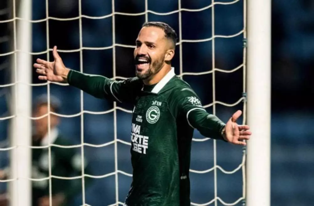Com um jogador a mais no 2º tempo, Goiás vence Avaí por 2 a 0 fora de casa e entra no G6 da Série B