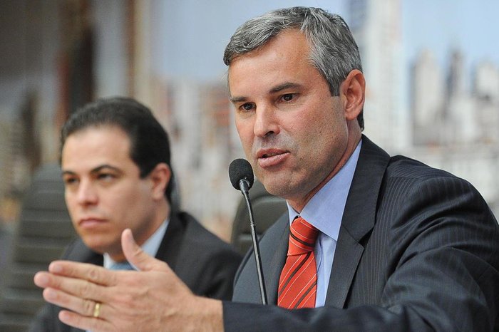 Vereador arranca microfone de vereadora após fala sobre Flávio Bolsonaro