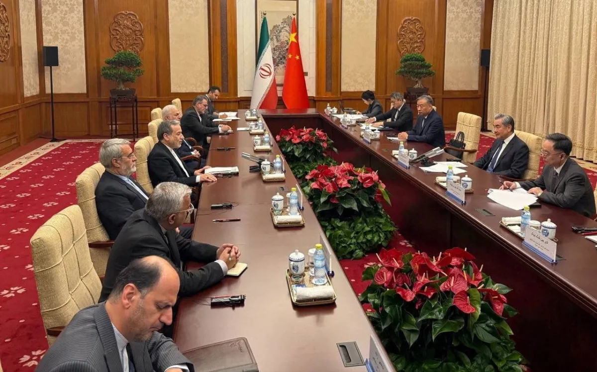 China defende cessar-fogo entre EUA e Irã e pede reabertura do Estreito de Ormuz