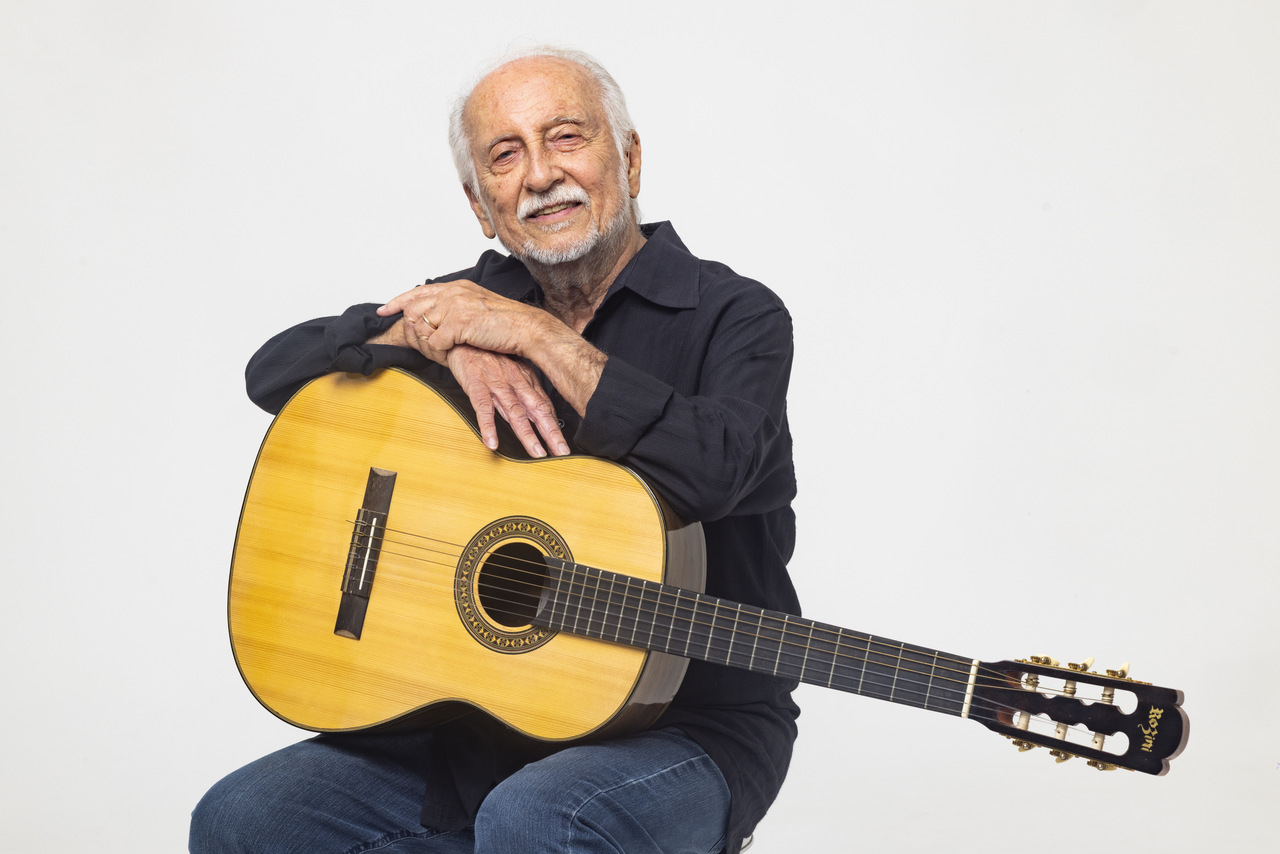 Roberto Menescal abraça o futuro com disco global que gravou com Muca