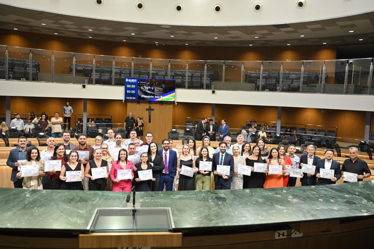 Lincoln Tejota homenageia servidores públicos com certificado de Mérito Legislativo
