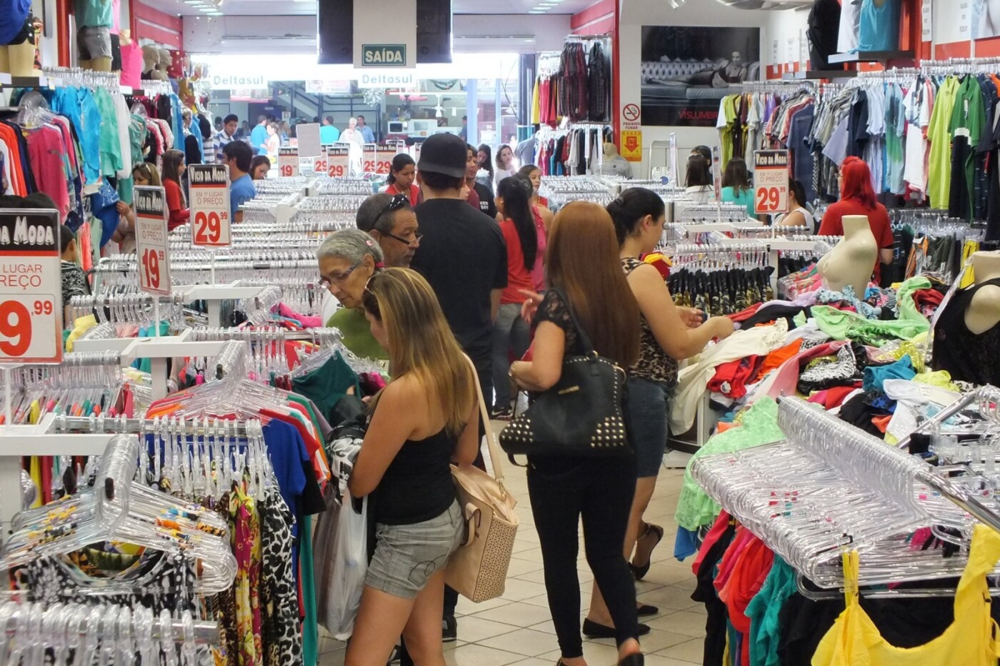 Dia Livre de Impostos acontece nesta quarta (28) com descontos de até 70% em Goiânia