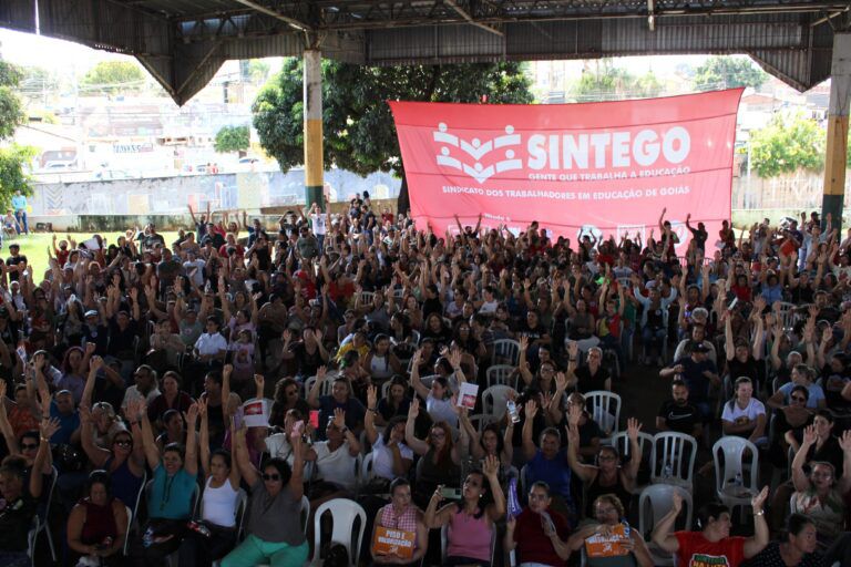 Sintego desafia decisão judicial e mantém greve da educação em Goiânia