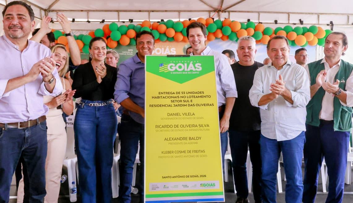 Daniel Vilela reforça direito à moradia digna durante entrega de 53 casas em Santo Antônio de Goiás