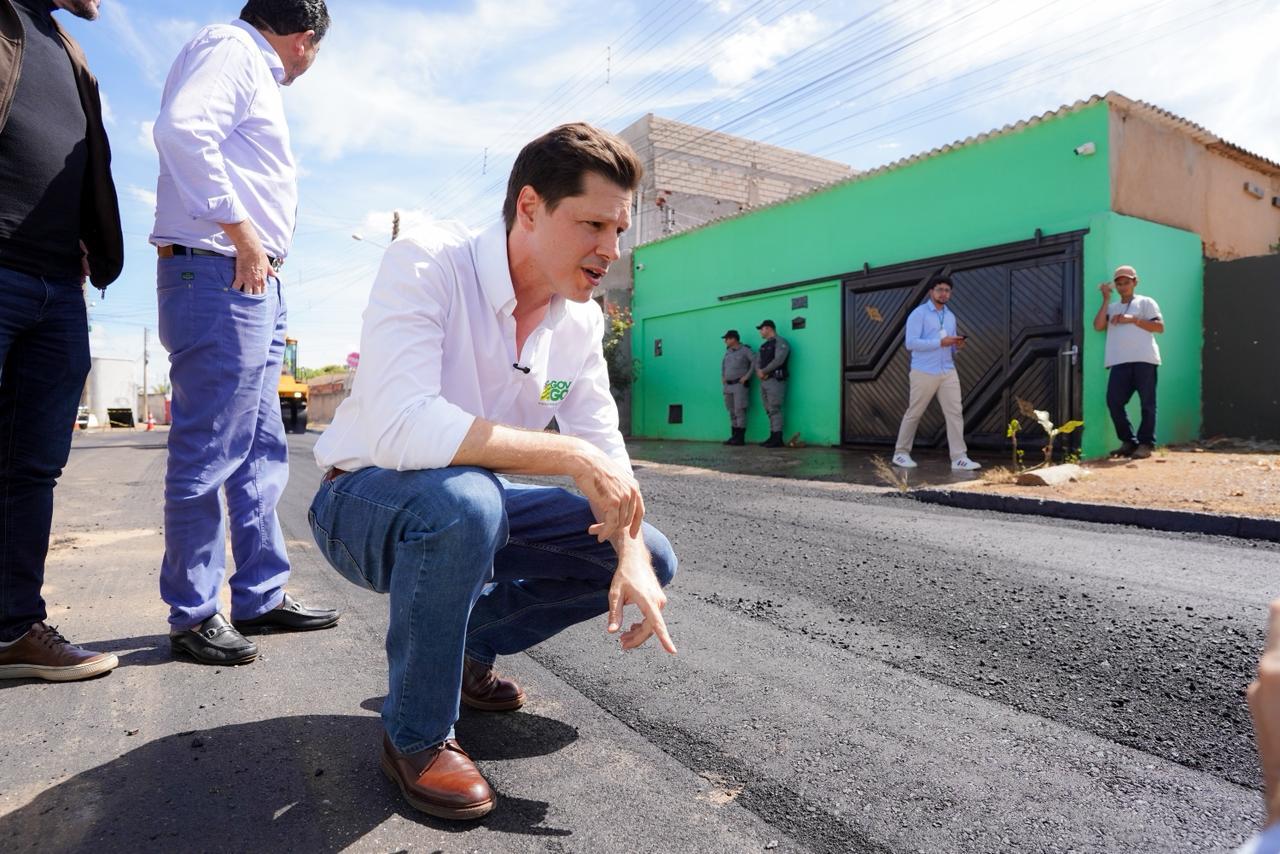 Daniel Vilela vistoria obras e entrega benefícios sociais em Alexânia