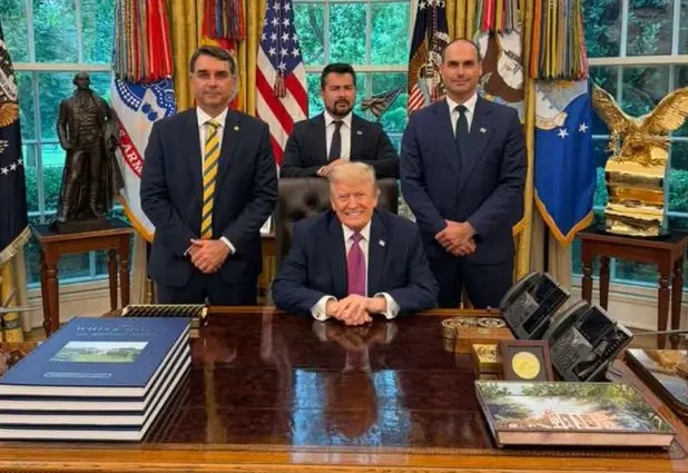 Flávio Bolsonaro se encontra com Trump na Casa Branca e pede que PCC e CV sejam classificados como terroristas