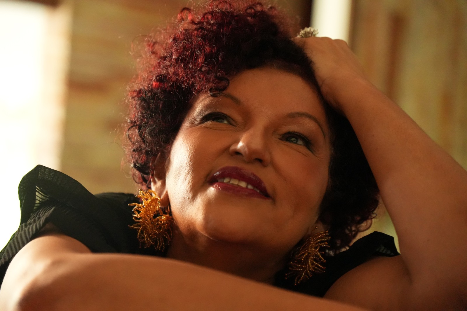 Claudia Vieira faz show gratuito no TremAzul Música e Bar em Goiânia nesta quinta-feira (28/05)