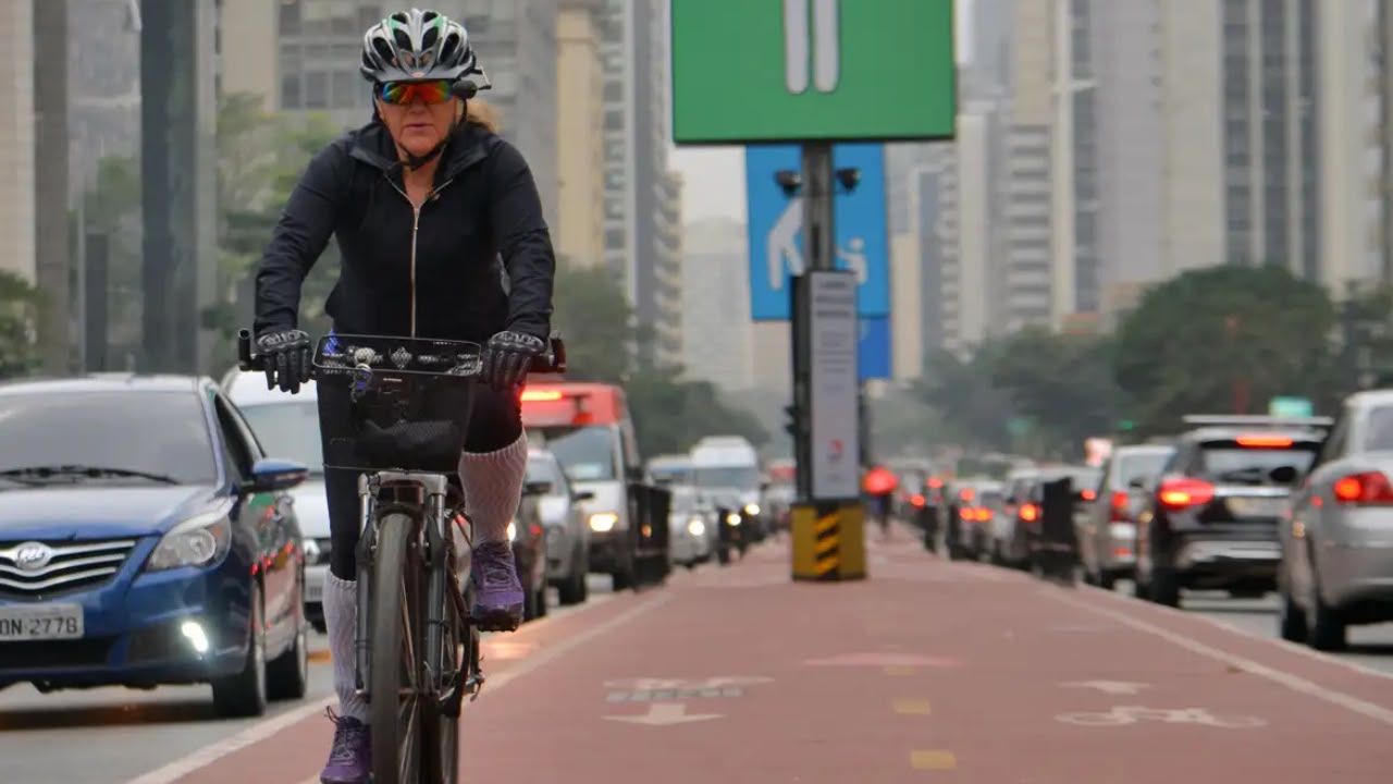 Ciclista agride mulher até o chão após briga de trânsito; veja vídeo