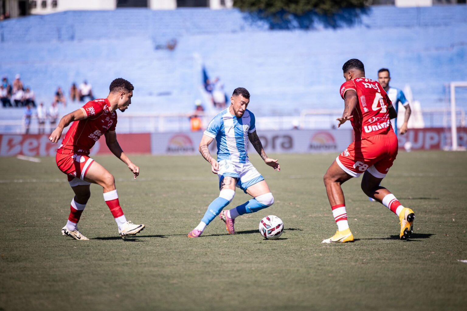 Vila Nova vence 'Batalha do Café' contra Londrina em jogo com três expulsões e assume vice-liderança da Série B