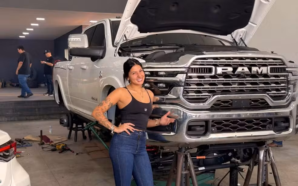 Ana Castela percorre cerca de mil quilômetros de Ram para personalizar caminhonete em Luziânia