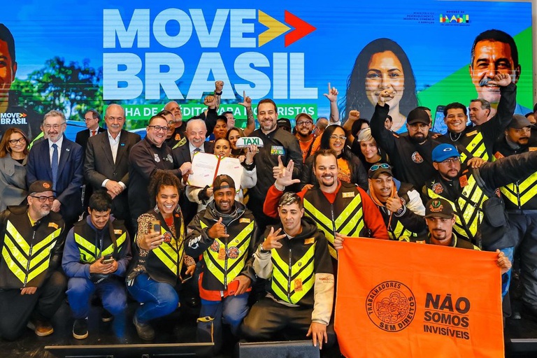 Lula lança crédito de até R$ 30 bilhões para motoristas de aplicativo e taxistas financiarem carros novos