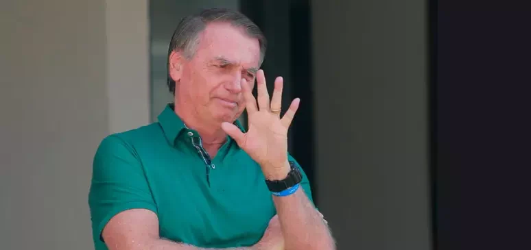 Bolsonaro retorna à prisão domiciliar após receber alta em Brasília nesta segunda (4)