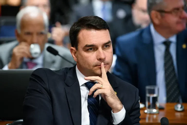 Centrão adota cautela com Flávio Bolsonaro após vazamento de áudio