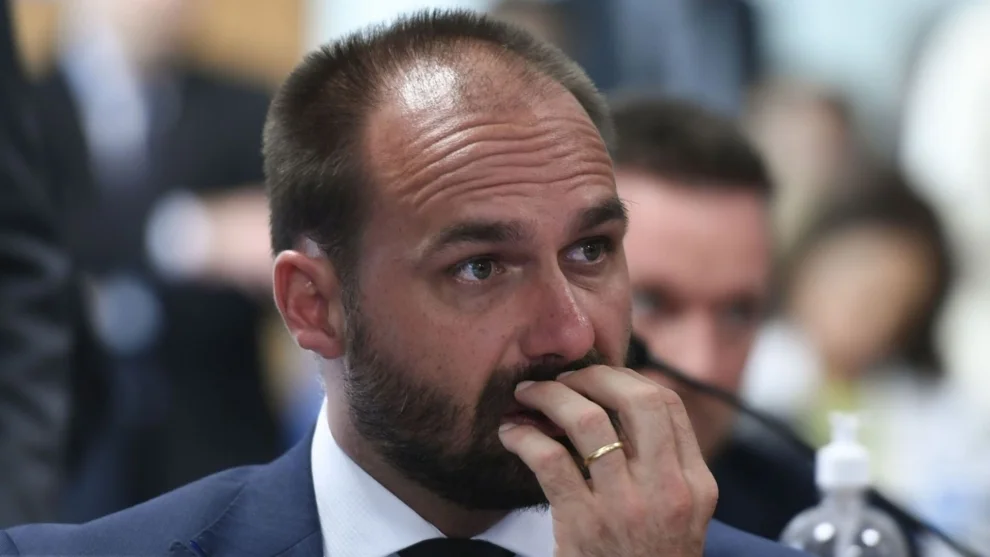 PF suspeita de uso de verba do filme de Bolsonaro para bancar Eduardo nos EUA