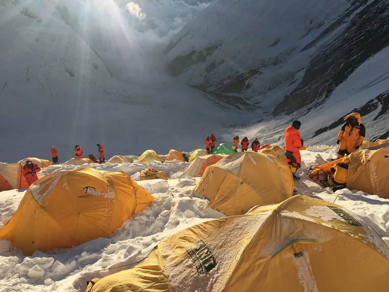Monte Everest bate recorde com 274 alpinistas chegando ao topo em um único dia