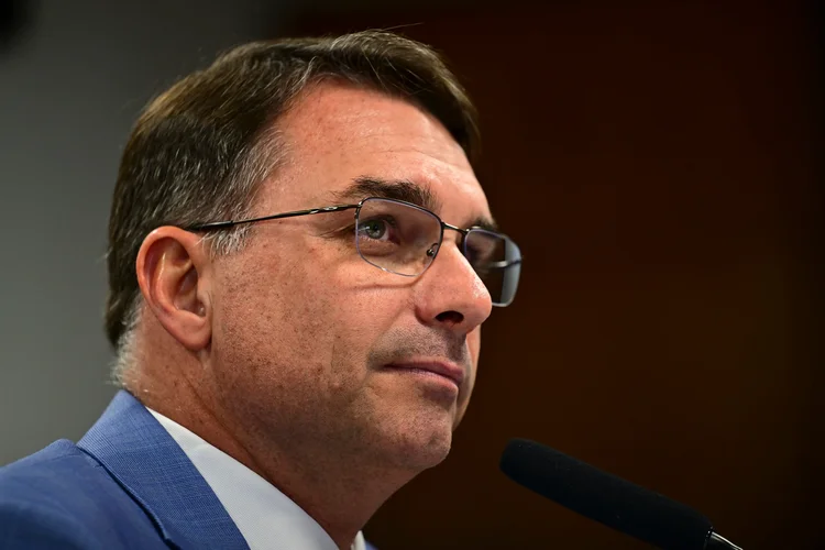 Flávio Bolsonaro chega aos EUA sem confirmar encontro com Trump; Planalto avalia cenário