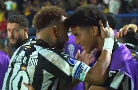 Entre tapas e beijos “está tudo resolvido” entre Neymar e Robinho Júnior. Veja vídeo