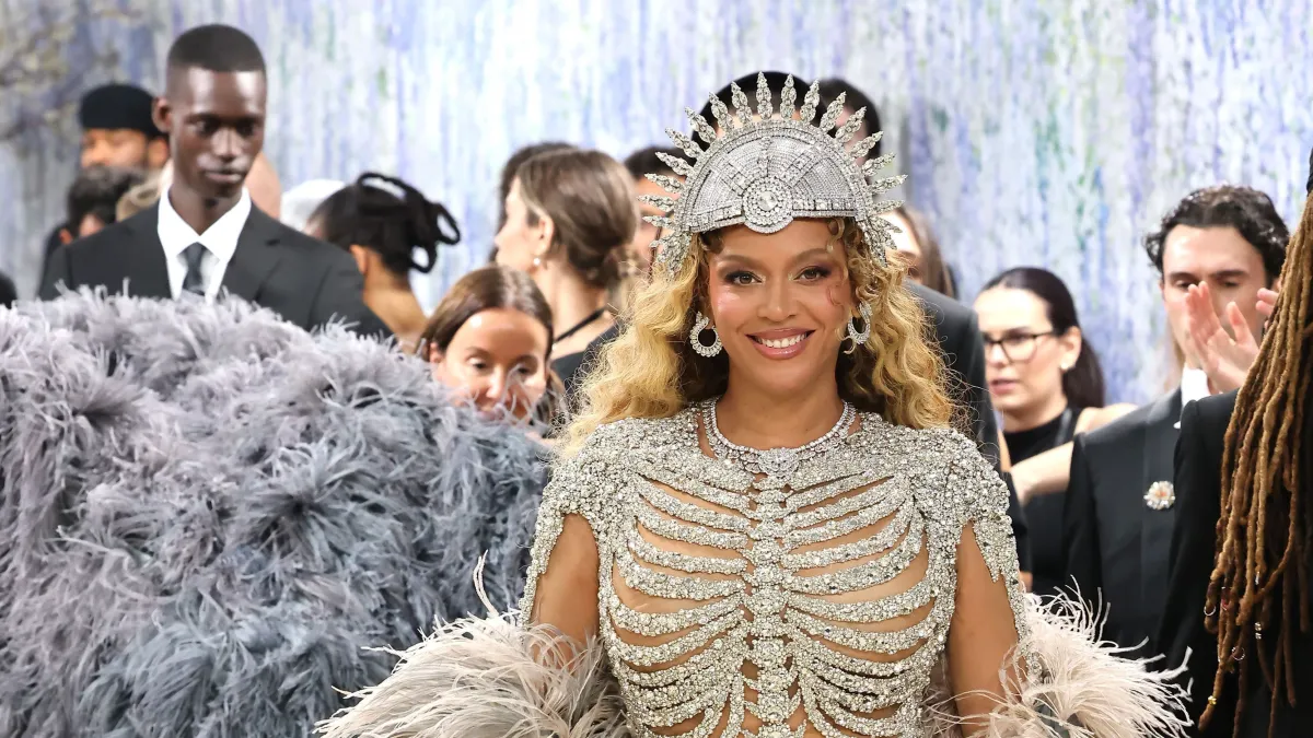 Beyoncé volta ao Met Gala após 10 anos e rouba a cena com visual ousado