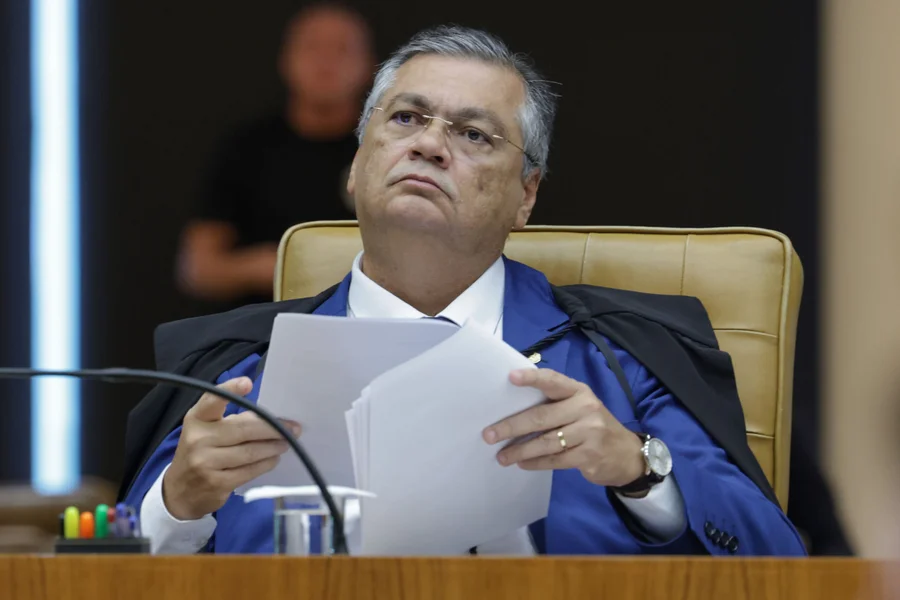 Dino abre apuração por suspeita sobre emendas de deputados do PL para filme de Bolsonaro