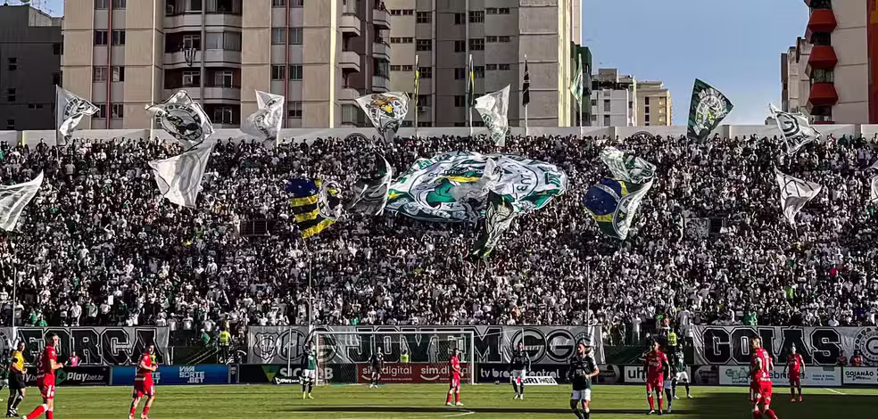 Ônibus com torcida do Goiás se envolvem em acidente a caminho de jogo da Copa do Brasil